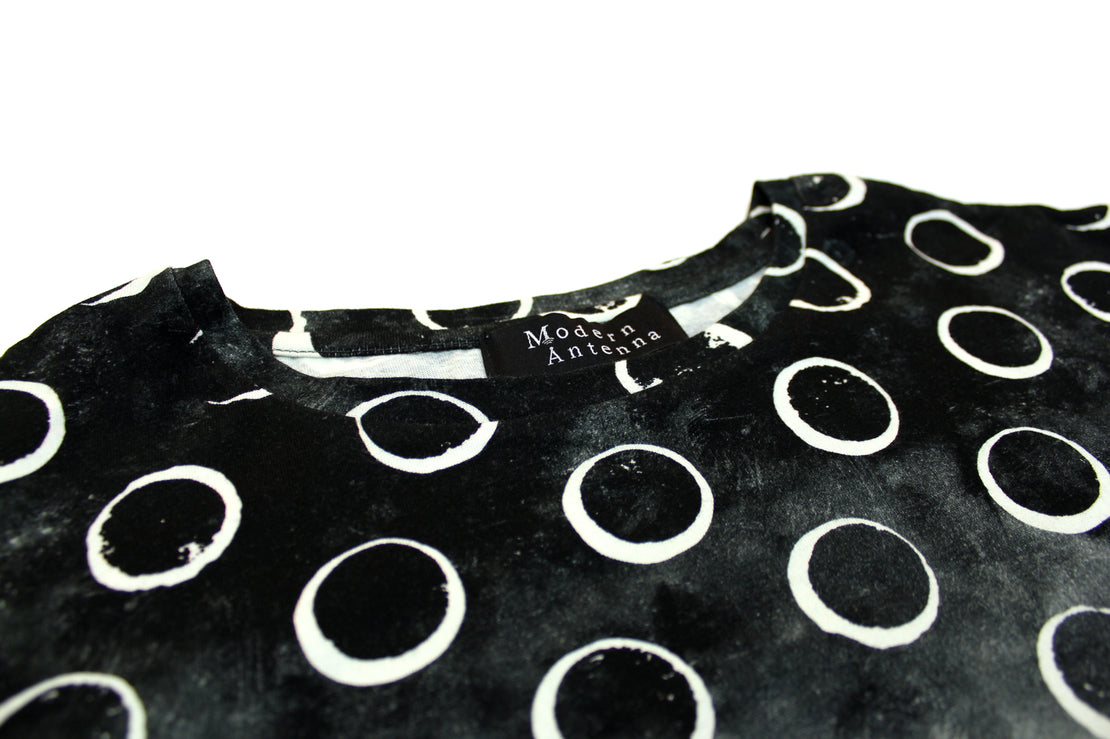 モダンアンテナ 【Tシャツ】坂道dot / 黒 送料無料 - Arts Clothes